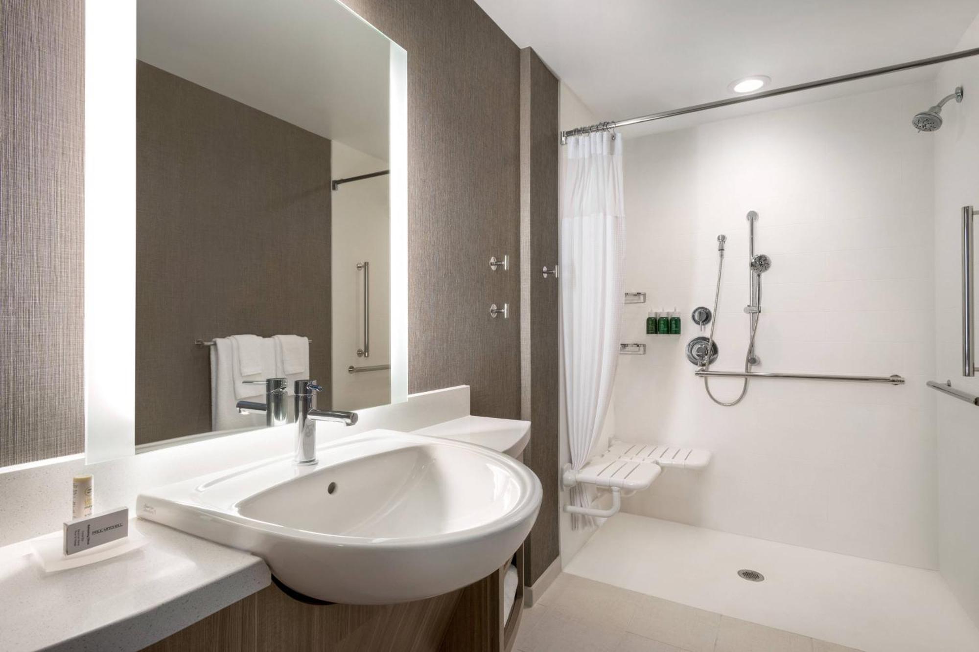 Springhill Suites By Marriott Milwaukee West/Wauwatosa Exterior photo